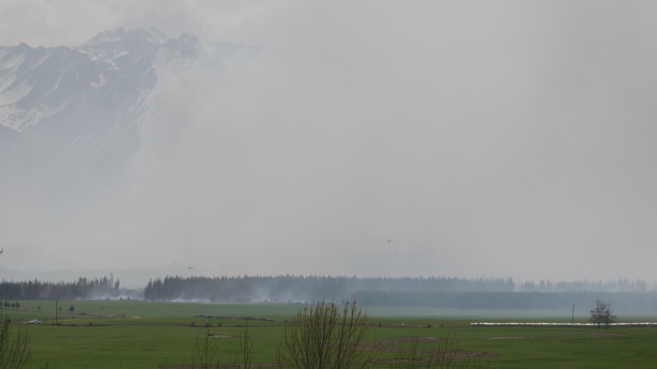 푸카키 다운스 산불 2023 위를 날아가는 몬순 버 ⁇ 과 함께 여러 헬리 ⁇ 터