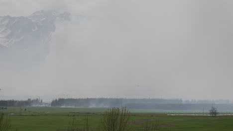 varios helicópteros con cubos de monzón volando sobre pukaki downs incendio forestal 2023