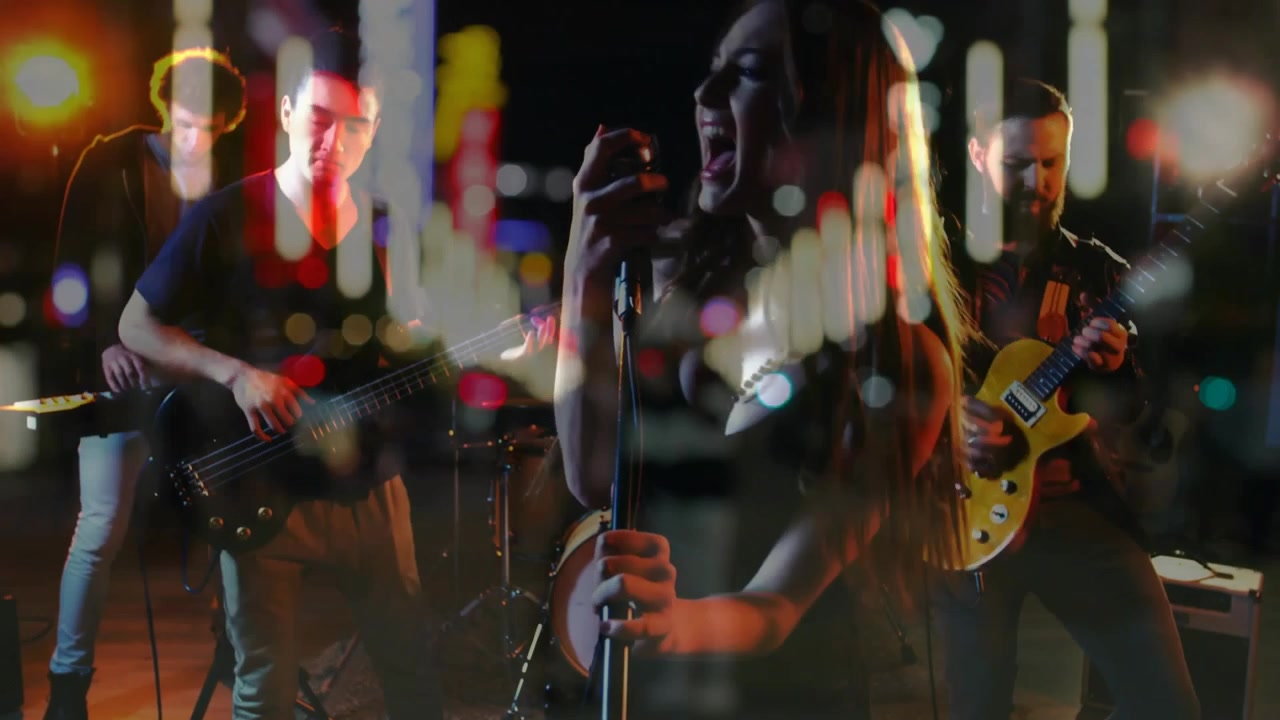 Forsanger griber mikrofon og starter sang, skaber dobbelt-eksponering bokeh, der skifter over musik
