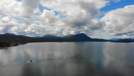 toma de un dron de un pequeño pueblo en las afueras de dillingham, alaska
