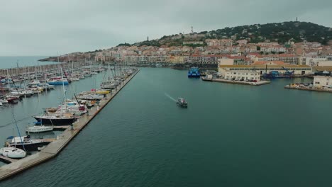 buque de investigación marina en el puerto de sète, vista aérea