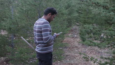 teléfono del hombre del bosque