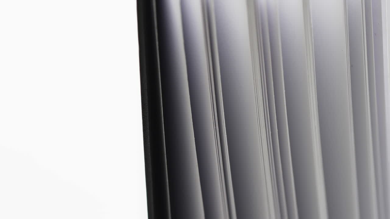 Micro de páginas de cuaderno y espacio para texto sobre fondo blanco