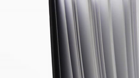 micro de páginas de cuaderno y espacio de copia en fondo blanco