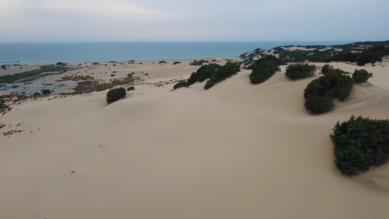 dune di piscinas, una gran duna enorme del desierto de arena junto al mar con una playa de arena oceánica en la isla de cerdeña, italia
