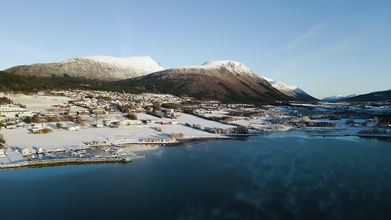 노르웨이 몰데 근처 엘네스바겐 마을의 공중 전망 - 드론 샷