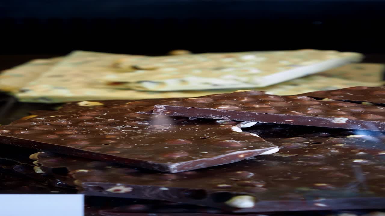 primer plano de chocolate oscuro con avellanas