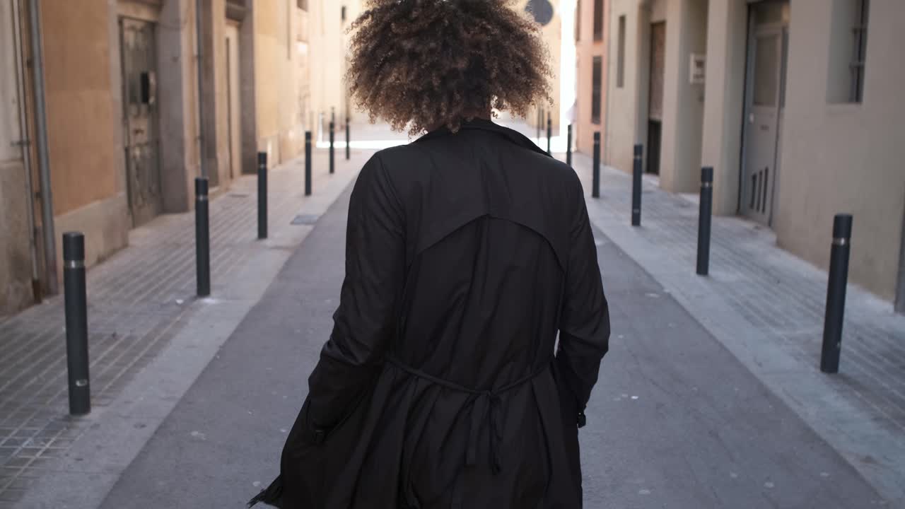 Giovane donna alla moda per strada