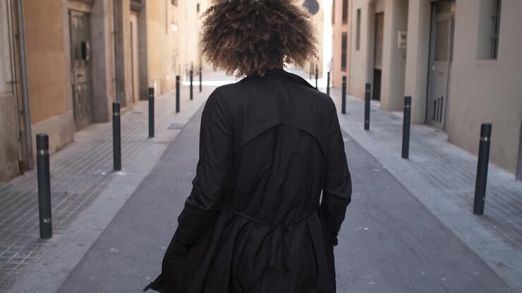Giovane donna alla moda per strada