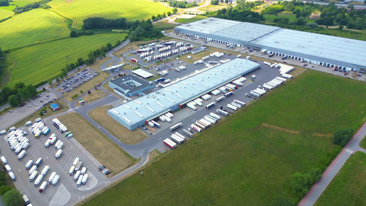 상단의 창고 저장소 또는 산업 공장 또는 물류 센터의 공중 사진