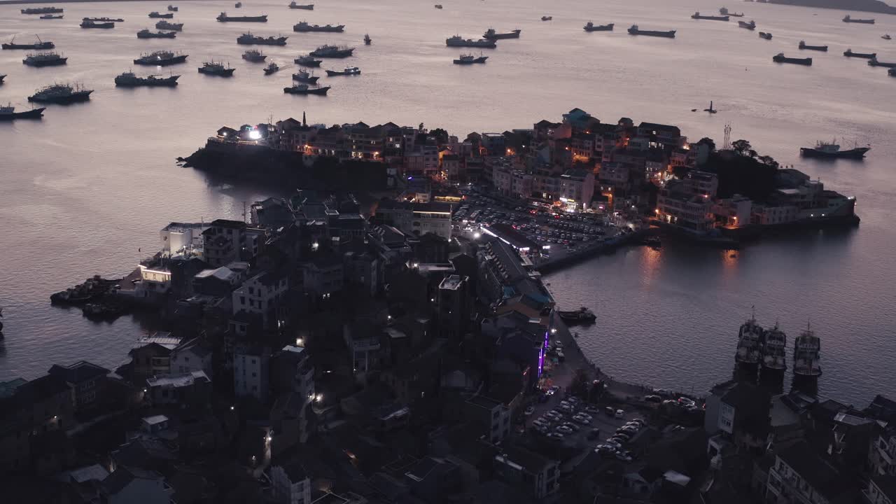 puerto marítimo con casas residenciales alrededor, en taizhou, zhejiang.