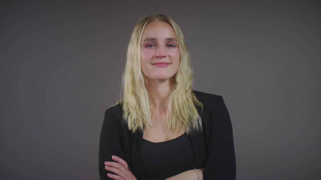 웃는 세련된 젊은 금발의 비즈니스 우먼