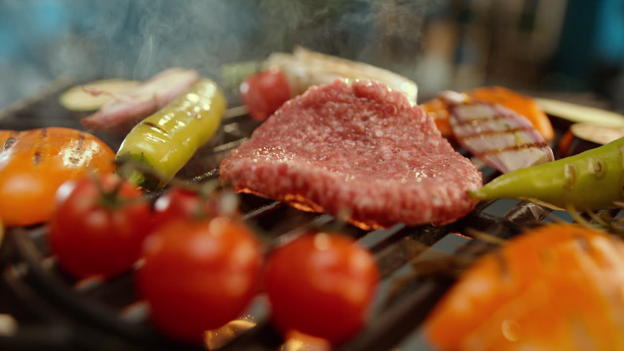 그릴 버거와 채소