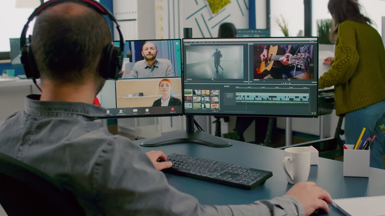 gerente de proyecto en web reunión en línea con el equipo en videoconferencia