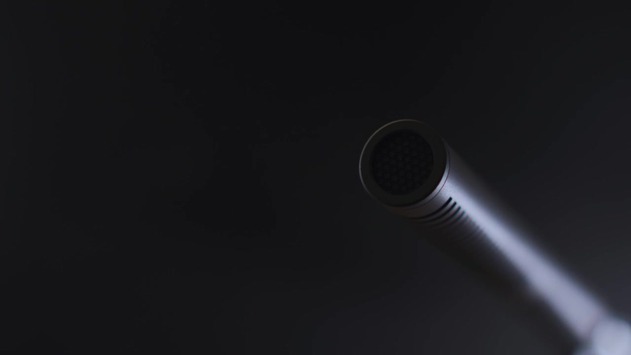 Microphone rotates and stops near camera - close up