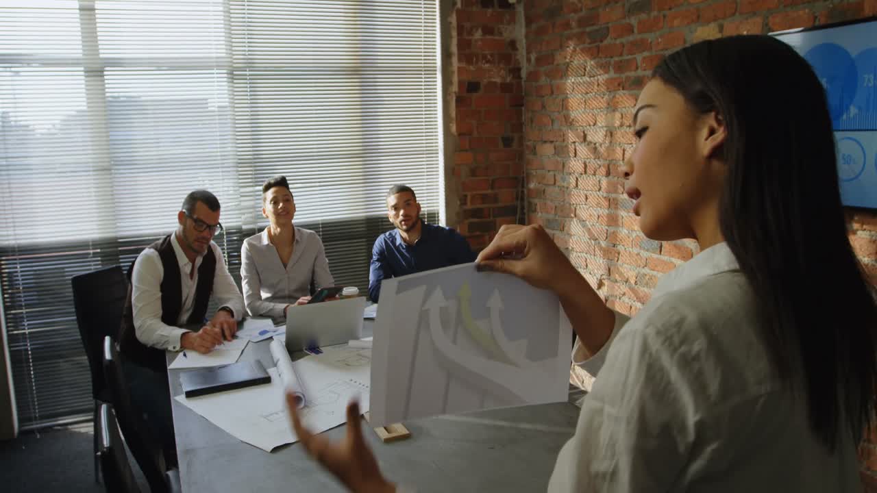 ejecutivos discutiendo sobre el gráfico 4k