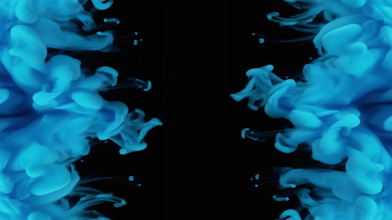 Nuvole di inchiostro blu che turbinano nell'acqua su sfondo nero