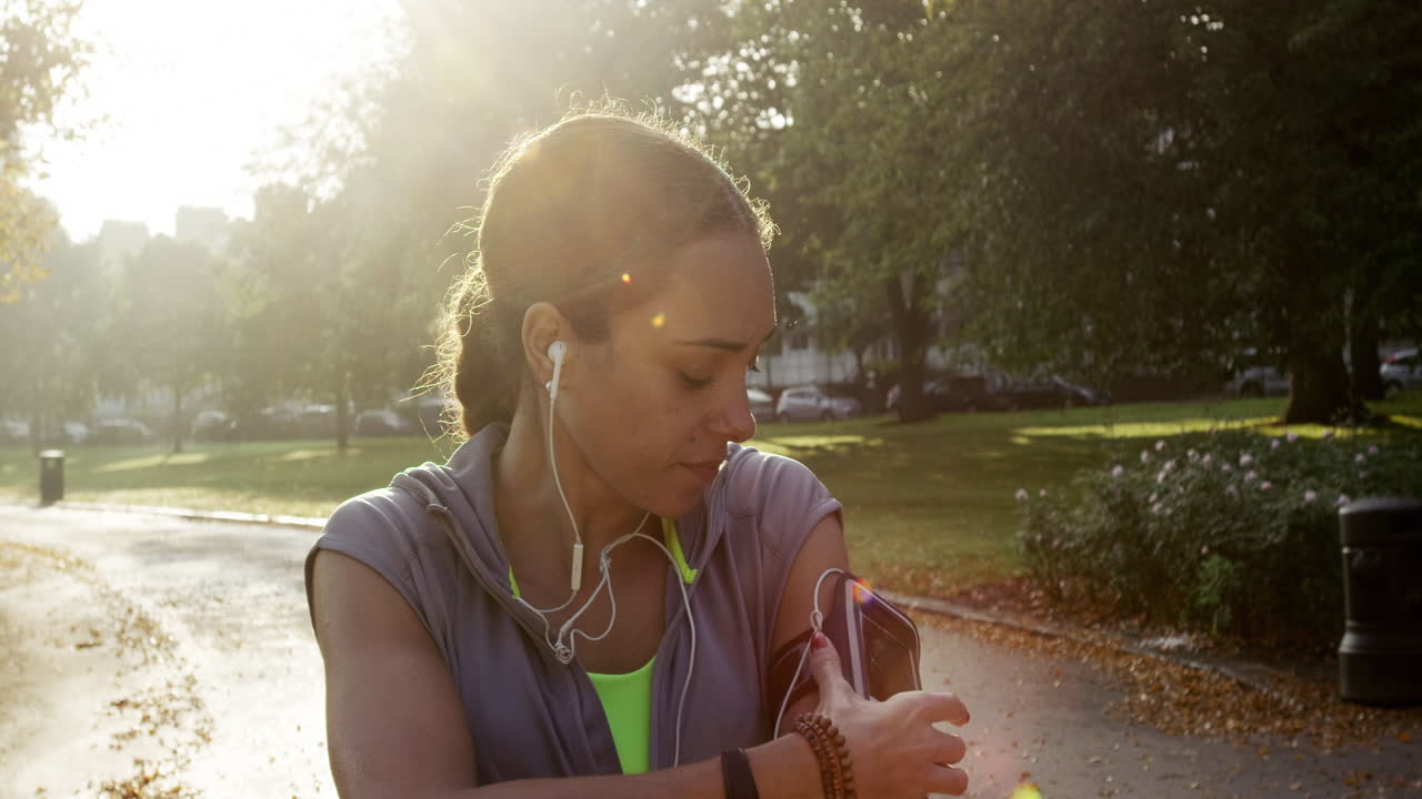 corredora mujer corriendo en el parque haciendo ejercicio al aire libre rastreador de fitness tecnología portátil