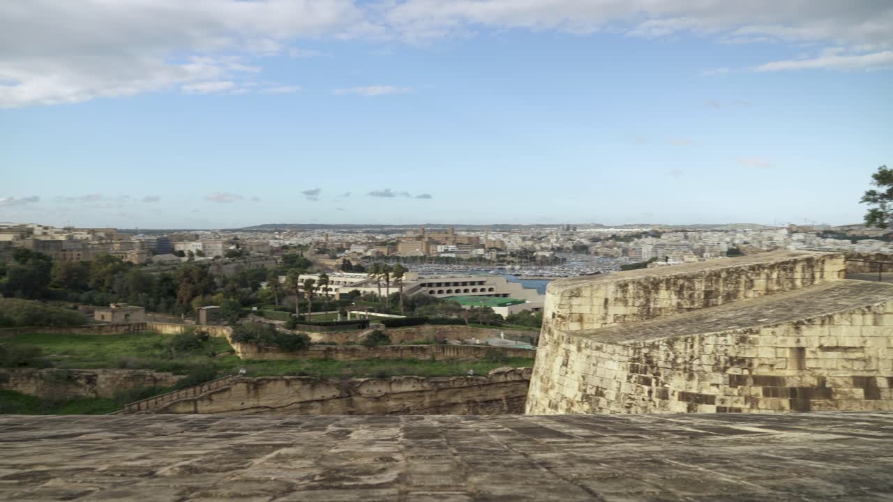 겨울 동안 몰타의 헤이스팅스 정원에서 발레타 시의 탁 트인 전망