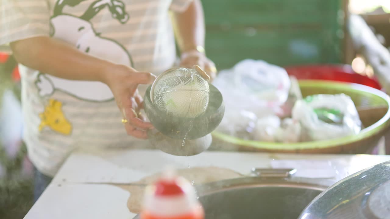 방 시장 에서 누들 수프 를 만드는 판매자