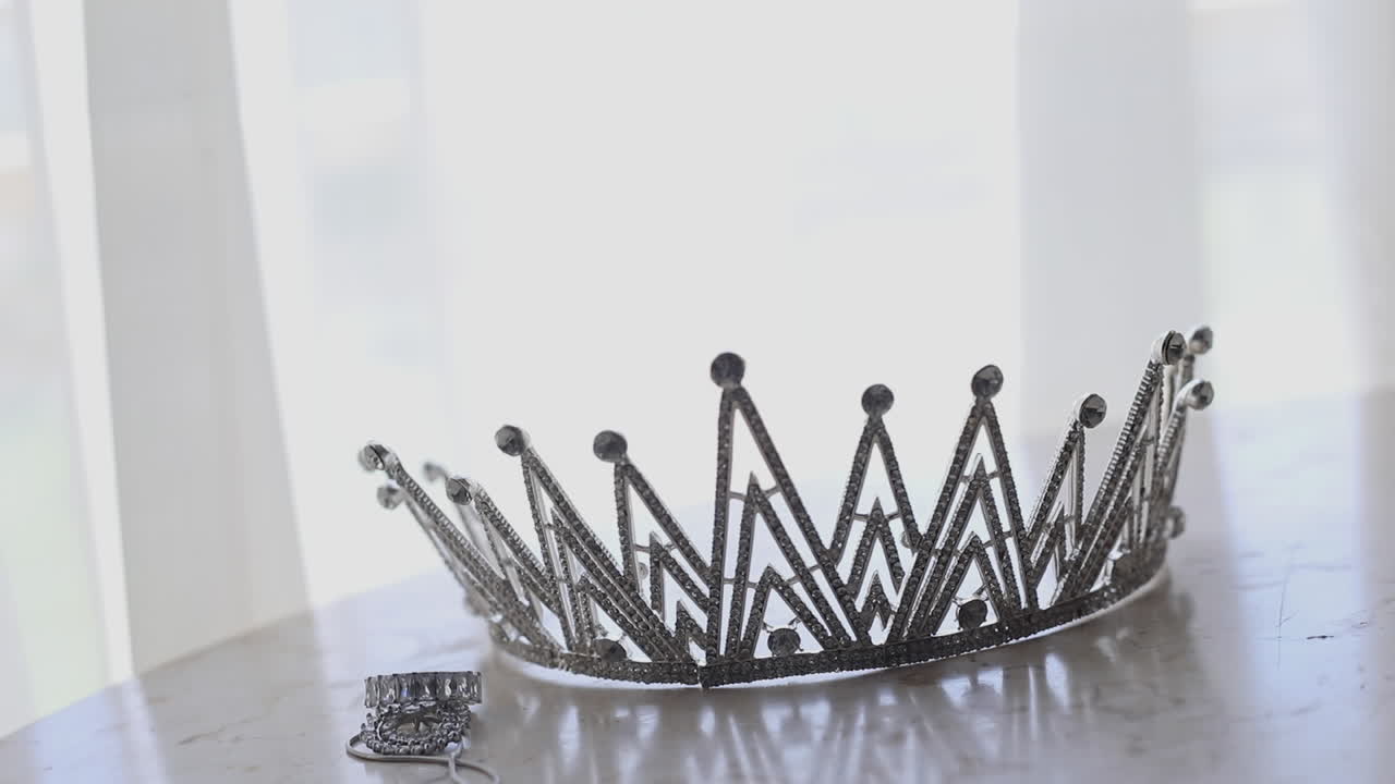 corona de plata y joyería nupcial para la boda de la novia en la mesa - rotación de la cámara