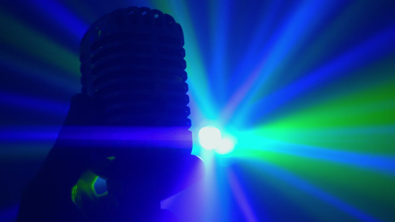 micrófono vintage con luces de discoteca en el escenario. actuación en vivo o concepto de karaoke.
