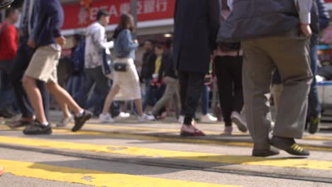 人群穿越道路的腿部