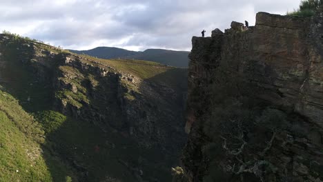 vue aérienne homme près de la falaise