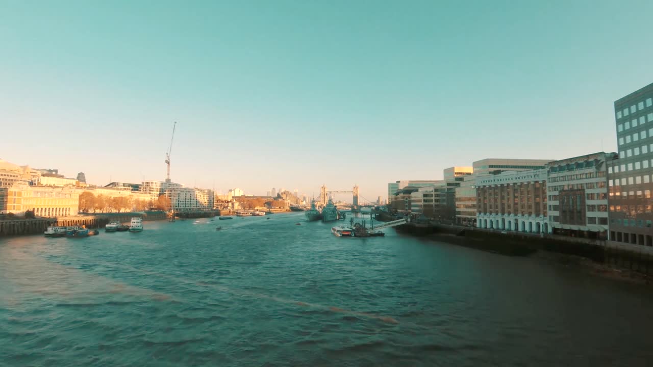 런던 - 화창한 날에 타워 브릿지에 대한 템스 강 유람선