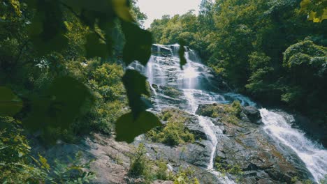 Revelación-épica-De-Las-Cataratas-Amicalola,-La-Cascada-Más-Grande-De-Toda-Georgia,-Que-Se-Eleva-Sobre-El-área-A-729-Pies-De-Altura