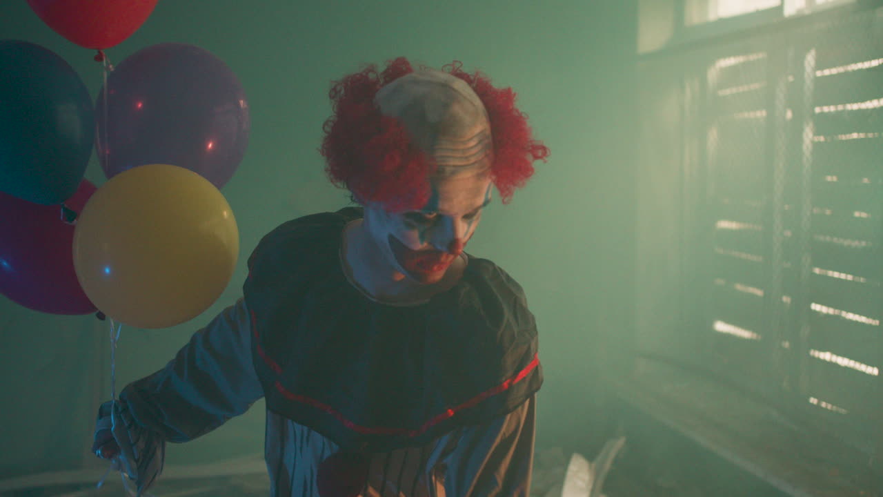 payaso aterrador en una casa abandonada