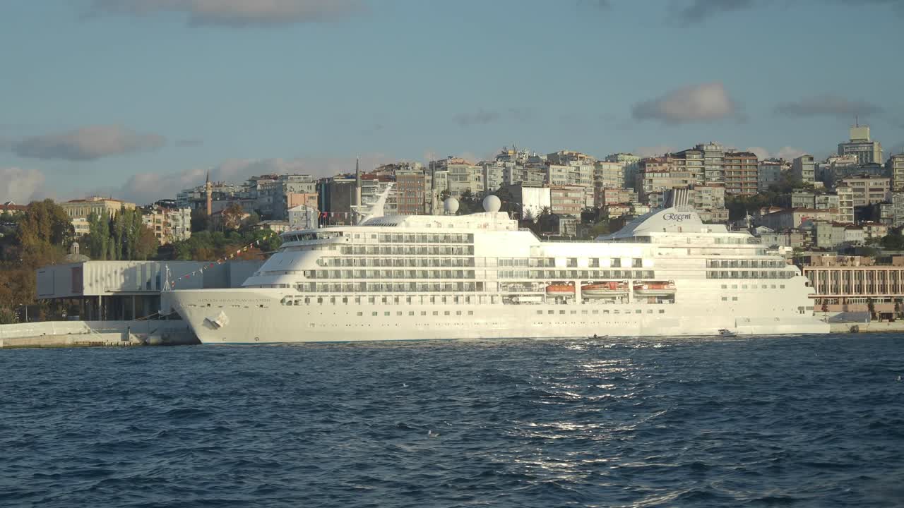 이스탄불 항구 에 있는 크루즈 선박