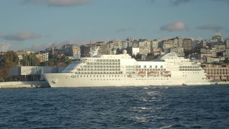 buque de crucero en el puerto de estambul