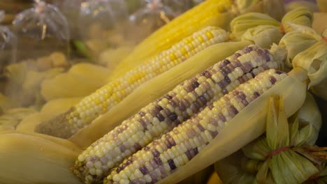 imágenes de primer plano de maíz al vapor que se exhiben en el mercado de comida callejera