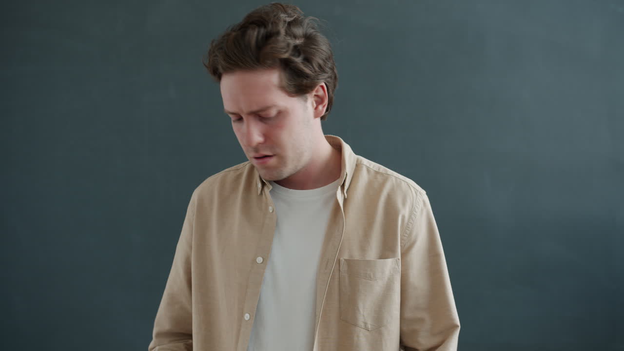 человек празднует с деньгами