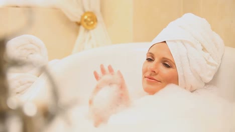 Beautiful-woman-relaxing-in-the-bath