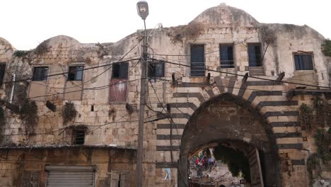 Arco-Blanco-Y-Negro-En-El-Casco-Antiguo-De-Mina,-Cerca-De-Trípoli,-En-El-Norte-Del-Líbano