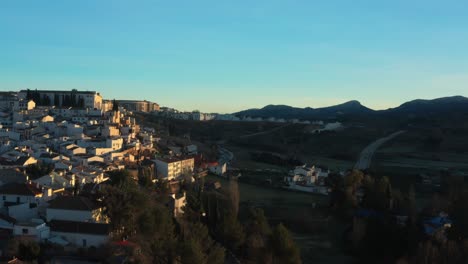 Vista-Aérea-De-Las-Casas-Junto-Al-Acantilado-Del-Municipio-De-Ronda-Y-El-Puente-Viejo-Al-Atardecer-En-Málaga,-Andalucía,-España