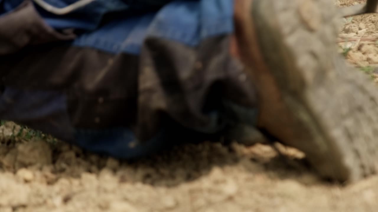 cámara lenta de granjero arando suelo seco preparándose para sembrar