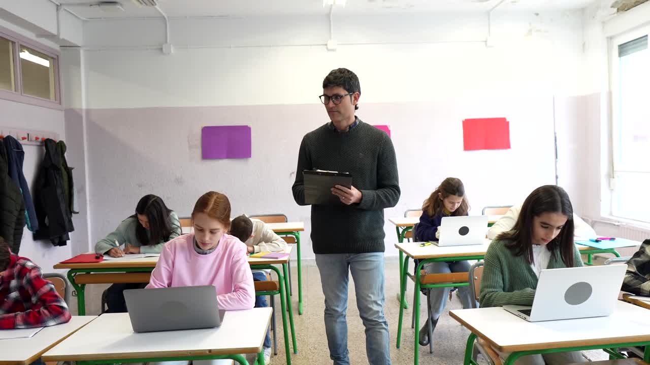 escena del aula con el maestro y los estudiantes