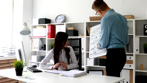 gerente consultando con un colega sobre la mesa a bordo