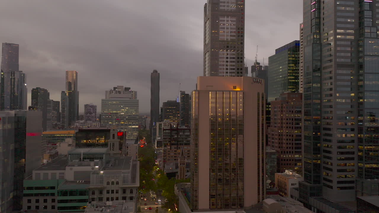 estilo de iluminación moderno y conceptualizado sobre melbourne cbd con luces de la ciudad brillando para establecer la escena y establecer una toma en el extremo sureste de la ciudad