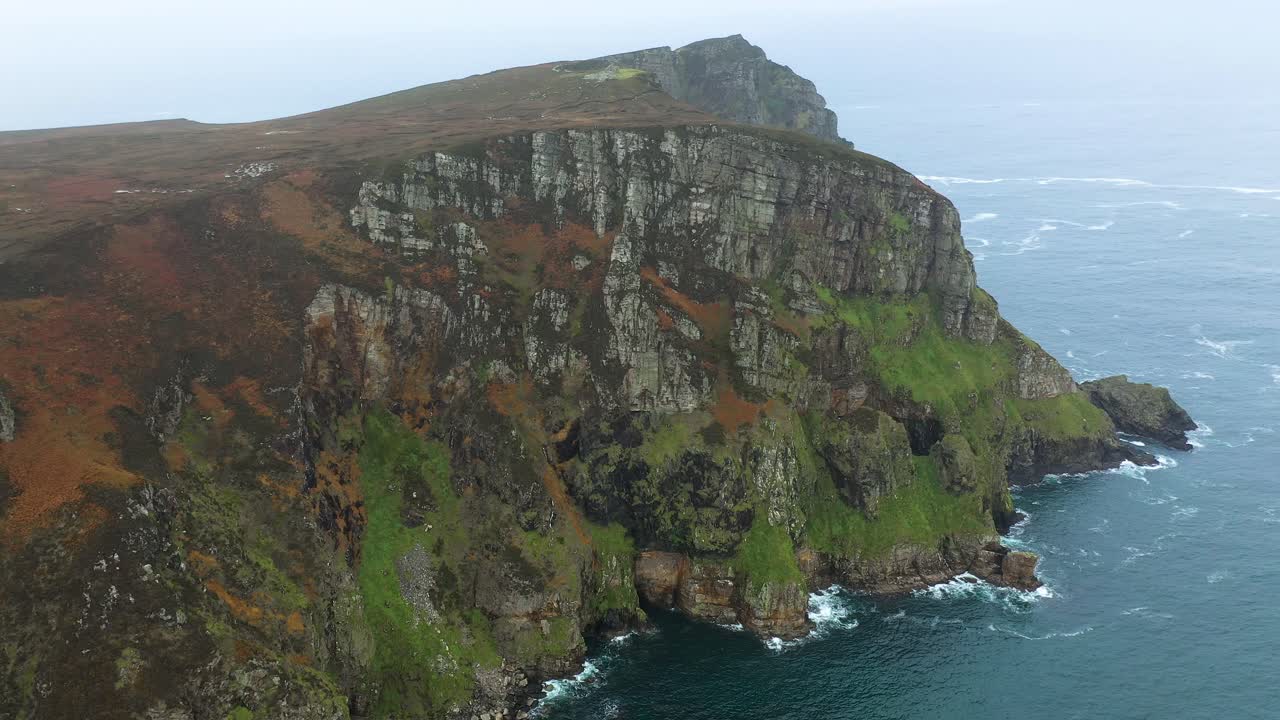 impresionantes acantilados marinos junto al mar de horn head, irlanda - antena