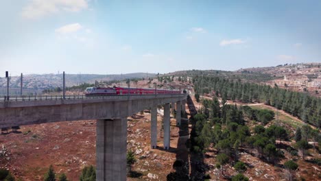 tren en un puente en israel