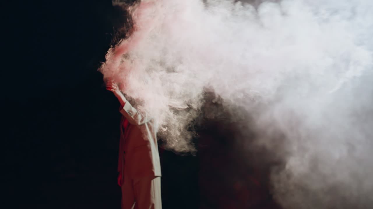 밤에 수류탄을 들고 있는 아름다운 여성. 공연 예쁜 소녀 카메라