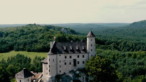 Castillo-Medieval-De-Bobolice-En-Una-Vista-Aérea-Del-Paisaje-De-Tierra-Verde