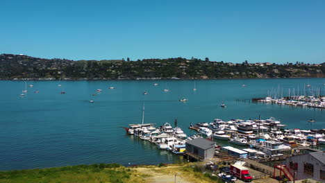 Vista-Aérea-De-Barcos-Amarrados-Frente-Al-Puerto-Deportivo-En-La-Soleada-Sausalito,-California,-EE.UU.