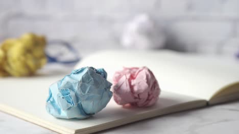 bolas de papel arrugadas en un cuaderno