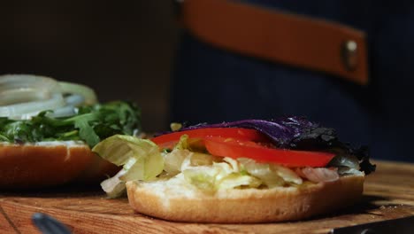 la preparación de hamburguesas con relleno de camarón