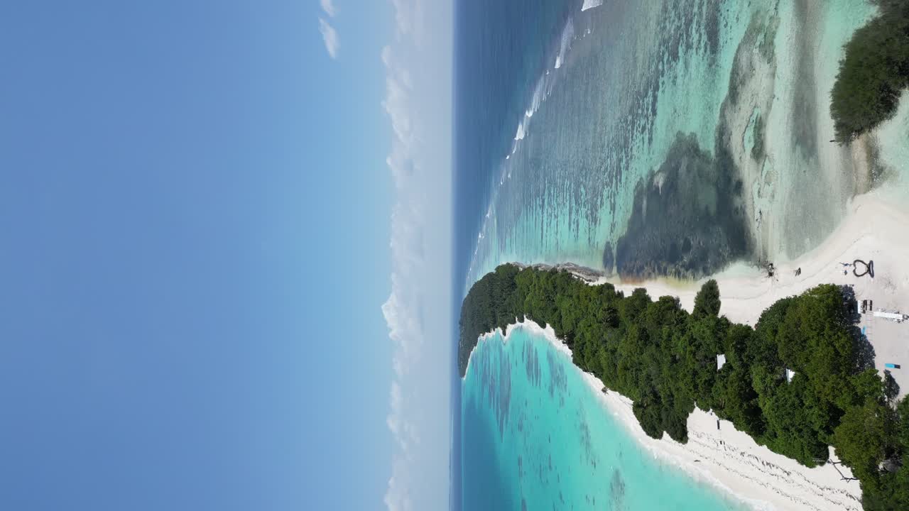 Dhigurah-saaren hiekkasärkkä Malediiveilla, trooppinen riutta ja valkoiset hiekkarannat